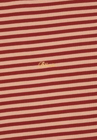 Κόκκινο και μπεζ ύφασμα με οριζόντιες ρίγες που διαθέτει μικρό κίτρινο καλλιγραφι�κό κείμενο "Bltwia" κεντημένο στο κέντρο.