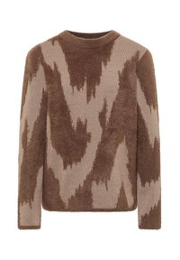 Bruin en beige fuzzy gebreide trui met abstract zigzagpatroon en lange mouwen op een witte achtergrond.