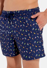 Marineblaue Badeshorts mit einem Kordelzugbund, versehen mit einem Muster aus bunten Eiscremes und Cocktails. Glatte Textur, leichtes Material.