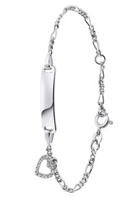 Zilveren armband met een getextureerde, langgerekte plaat en een hartje als bedel. Beschikt over een schakelketting en een sluiting met een kreeftsluiter.