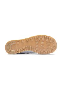 Szürke sneaker talp, városi mintázattal és bézs gumi külsőtalppal. Formázott barázdákkal rendelkezik a tapadás és stabilitás érdekében.