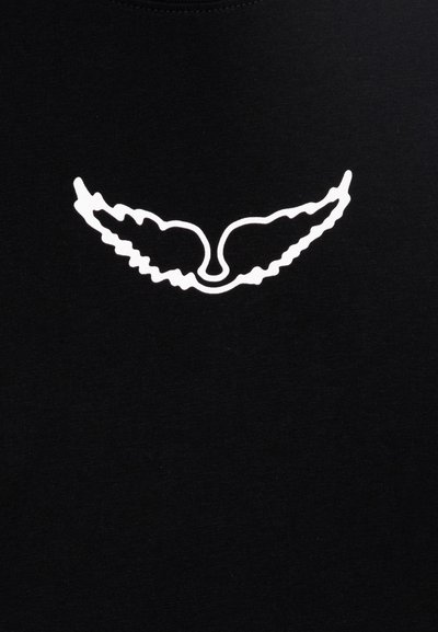 T-shirt noir avec un design graphique blanc de ailes stylisées centrées sur la poitrine, avec des lignes fluides et une finition propre.