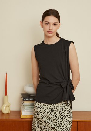Top - black