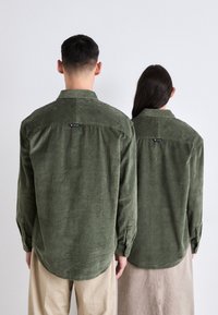 Tommy Jeans UNISEX - Cămașă - fatigue green