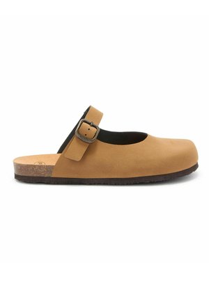 Tan slip-on-træsko med lukket tå, justerbar spænde rem, sort indvendig foring, korkfodbed og flad sort gummisål.