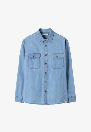 Chemise en denim bleu clair à manches longues avec fermeture boutonnée sur le devant, deux poches poitrine à rabats boutonnés et col classique.