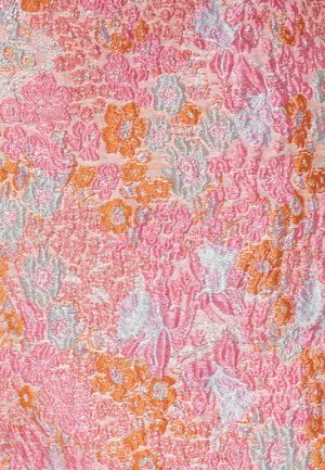 Tissu tissé présentant un motif floral dans des teintes de rose, orange et argent avec une finition texturée, mettant en valeur des détails et une profondeur complexes.