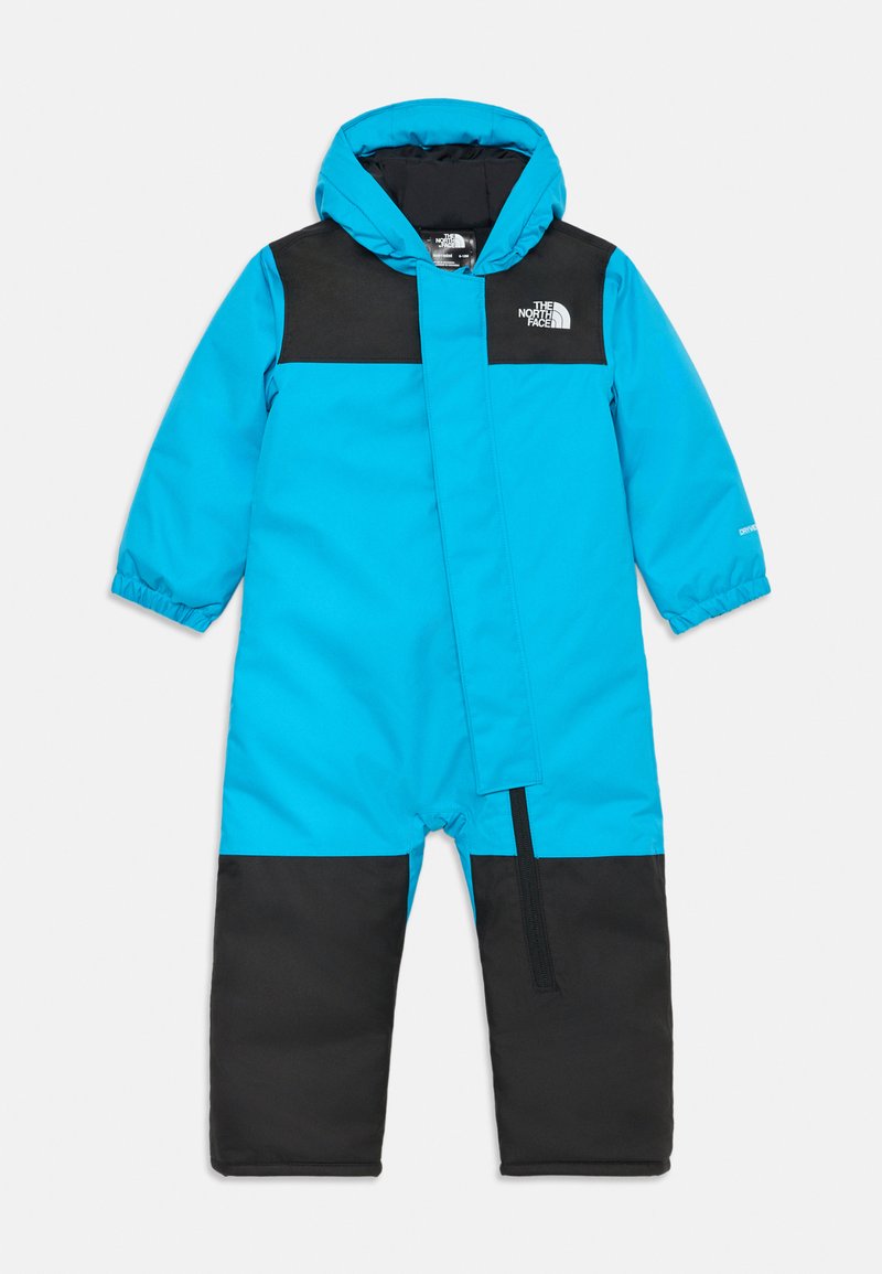 Macacão de neve isolado em azul e preto com capuz, apresentando um fecho frontal, punhos elásticos e logotipo na área do peito. Textura suave.