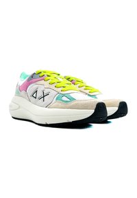 Sneaker multicolori che presentano un mix di rete, suede e gomma. Il design include lacci verdi, accenti rosa e teal, e una suola chunky.