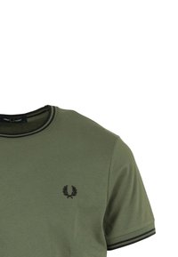 T-shirt in cotone verde oliva con collo tondo, rifiniture nere sul colletto e sulle maniche, con un piccolo logo nero sul petto.