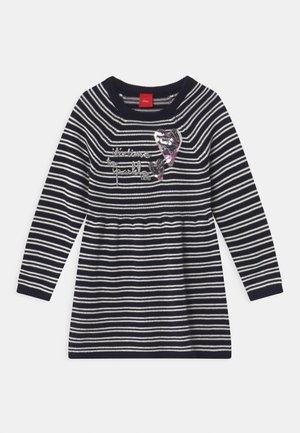 Robe à manches longues rayée bleu marine et blanc avec des patchs en forme de cœur en sequins et un texte brodé argenté sur la poitrine, col rond.