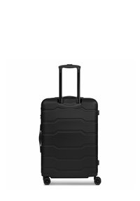 Valigia nera con superficie texturizzata, dotata di manico telescopico, quattro ruote e forma rettangolare con scanalature orizzontali.