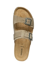 Sandalo in pelle beige con due cinturini regolabili, fibbie in metallo e soletta imbottita con perforazioni per la traspirabilità.