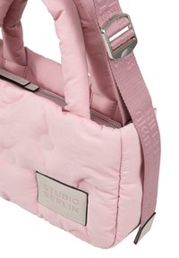 Borsa a tracolla imbottita rosa con una texture liscia, dotata di due manici superiori, una tracolla regolabile rosa e una patch con logo sul lato.