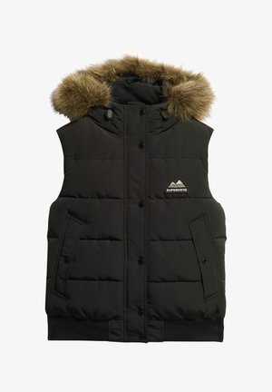 Zwarte puffer vest met bont gevoerde capuchon, drukknoopsluitingen, twee zijzakken en een merkpatch. Het materiaal lijkt duurzaam met een gladde textuur.