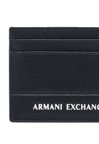 Portacarte in pelle nera con superficie testurizzata, più scomparti per carte e la scritta "ARMANI EXCHANGE" impressa in argento nella parte inferiore.