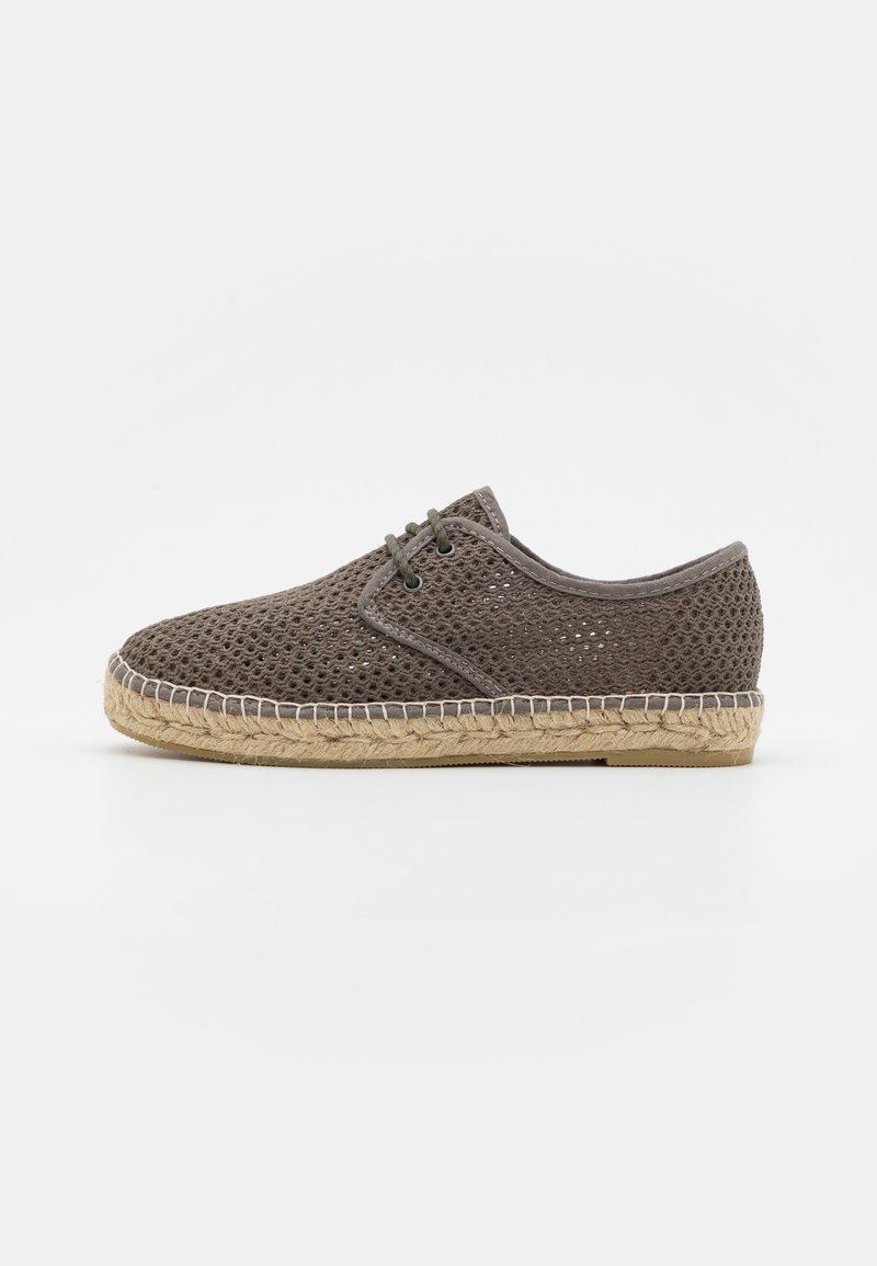 Chaussure espadrille marron à lacets avec dessus en tissu maille et semelle en jute tressé, vue de côté sur fond blanc.