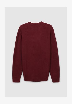 Bordowy sweter z dzianiny z długimi rękawami, okrągłym dekoltem oraz ribbowymi mankietami i dołem. Gładka tekstura o jednolitym wzorze.