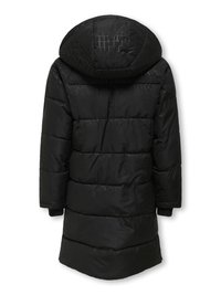 Černý dlouhý prošívaný kabát s kapucí a jemným vzorem plazí kůže, zobrazený zezadu, s horizontálním prošíváním a žebrovanými manžetami.