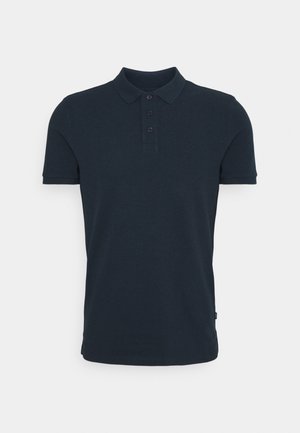 Polo de manga corta azul marino con tapeta de tres botones y cuello acanalado, diseño liso con un logo sutil en el pecho.