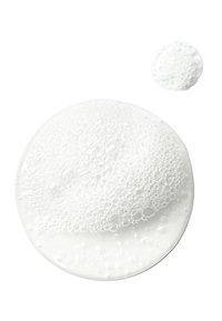 Klares flüssiges Seifen- oder Reinigungsmittel mit zahlreichen kleinen Blasen, präsentiert in zwei runden Formen, wobei die größere Form besonders eine strukturierte Oberfläche aufweist.