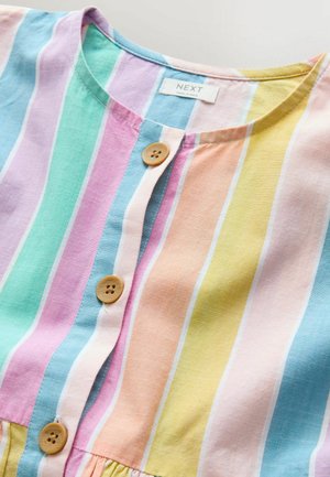 Koszula na guziki w paski w pastelowych kolorach: zielonym, różowym, niebieskim, żółtym. Ma okrągły dekolt i dwa brązowe guziki jako ozdoby.