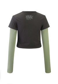 Schwarzes Crop-Top mit kurzen Ärmeln und langen grünen Ärmeln. Auf der Rückseite befindet sich in Weiß "Don Ed Hardy Designs". Baumwollmischung, glatte Textur.