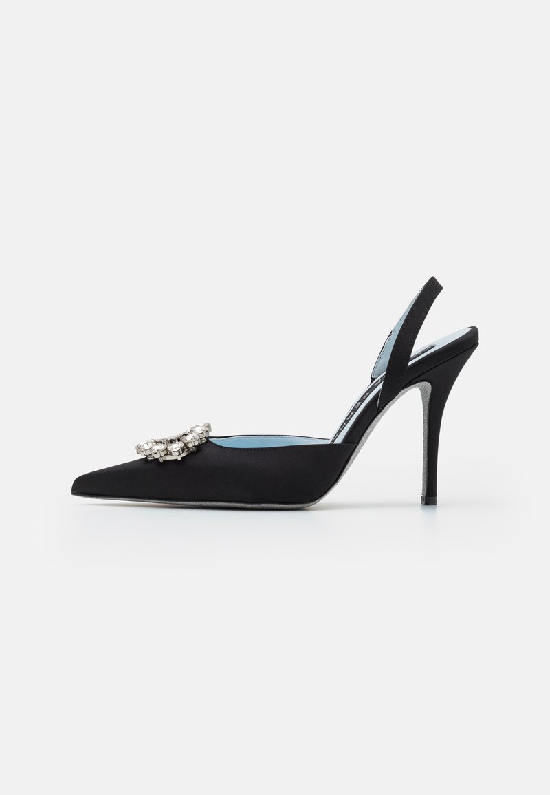 Escarpin noir en satin avec un talon slingback, bout pointu et détail de boucle ornée de bijoux argentés sur fond blanc.