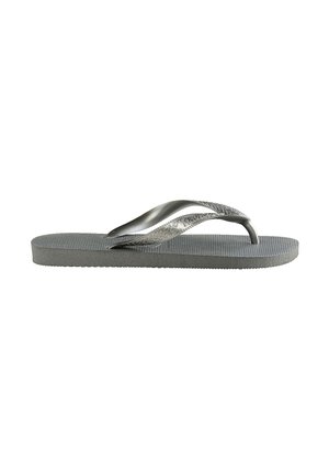 Graue Flip-Flops mit einem strukturierten Fußbett, ausgestattet mit einem glatten, metallischen Riemen mit einem dezenten Design. Leicht und im minimalistischen Stil.