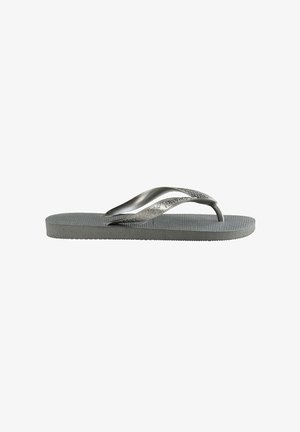 Grå flip-flop med strukturert såle, med en glatt, metallisk stropp med et subtilt design. Lettvekt og minimalistisk stil.