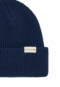 Bonnet en tricot bleu marine avec un revers replié. Présente une petite étiquette beige sur laquelle est imprimé le mot "PULLIN" en noir. Texture douce et design extensible.