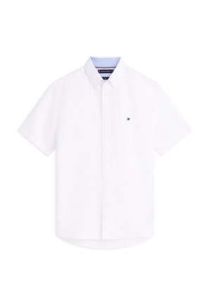 Camisa blanca de manga corta con botones y pequeño logo de Tommy Hilfiger en el lado izquierdo del pecho, con forro interior del cuello en azul claro.