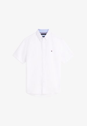 Camisa blanca de manga corta con botones y pequeño logo de Tommy Hilfiger en el lado izquierdo del pecho, con forro interior del cuello en azul claro.