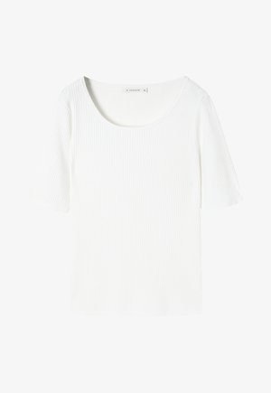 Balts ribots īsām piedurknēm tops ar noapaļotu kakla izgriezumu un mīkstu tekstūru, ar birku pie apkakles, uz kuras norādīts zīmola nosaukums un izmērs.