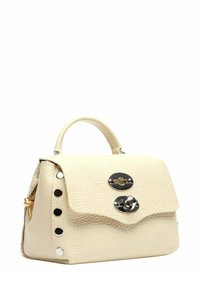 Piccola borsa a mano in pelle beige testurizzata con manico superiore, chiusure a girello argentate e dettagli con rivetti argentati sul lato.