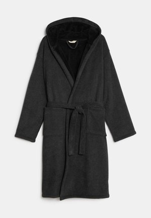 Ropa de felpa gris oscuro con capucha, mangas largas, cinturón atado y dos bolsillos frontales. Textura suave con un diseño simple.