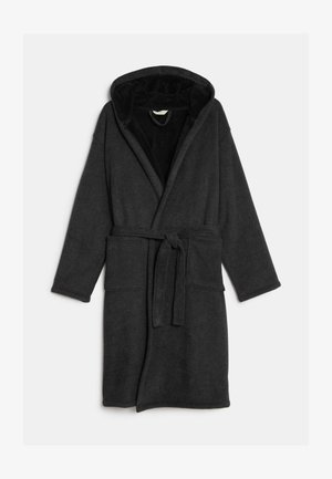 Ropa de felpa gris oscuro con capucha, mangas largas, cinturón atado y dos bolsillos frontales. Textura suave con un diseño simple.