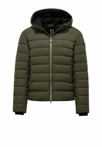 Olijfgroene pufferjack met een capuchon, ritssluiting aan de voorkant en zijzakken. Bevat gestikte secties en een zwarte voering.
