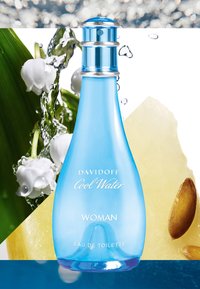 Botella azul de eau de toilette Davidoff Cool Water Woman con flores de lirio de los valles, salpicaduras de agua y fondo de almendra y melón.