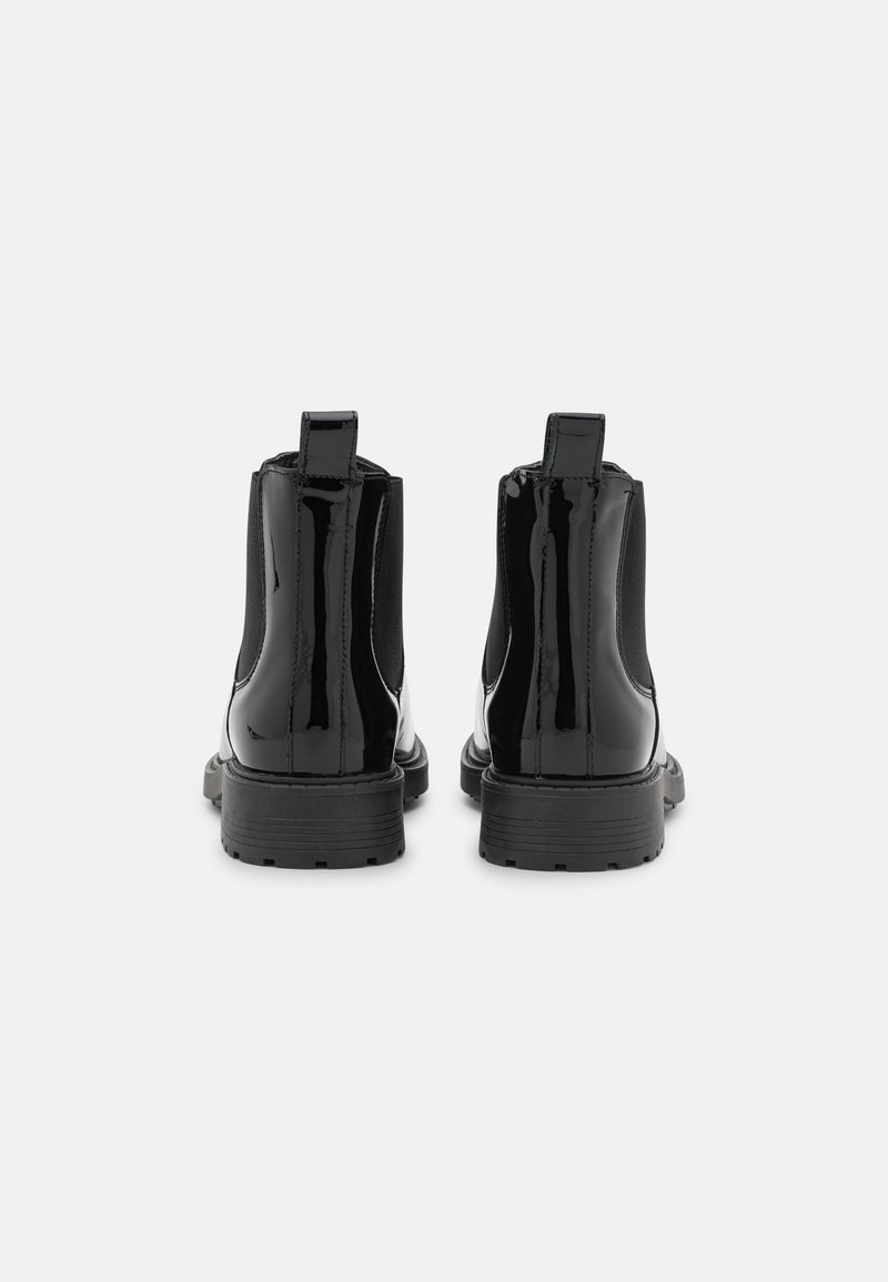 Botas de tobillo de charol negro con paneles laterales elásticos, tiradores y suelas de goma texturizada, con un acabado suave y brillante.