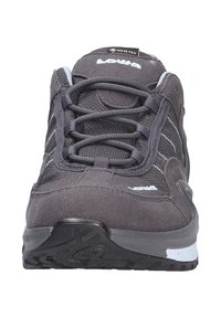 Graue Wanderschuhe aus einer Kombination von Wildleder und Mesh-Materialien, robusten Schnüren und einer strukturierten Gummisohle mit einem ausgeprägten Profil.
