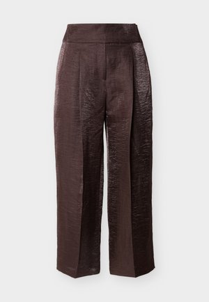 Pantalon marron en satin, taille haute, jambe droite avec une légère brillance et des plis marqués à l'avant, présenté sur un fond clair.