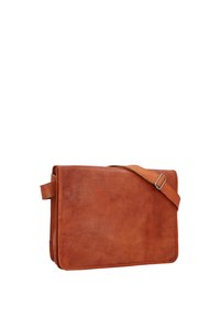 Braune Leder-Umhängetasche mit flacher Form, verstellbarem Schultergurt und minimalen Nähdetails an den Kanten.