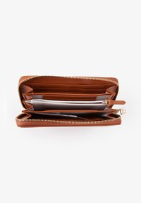Portafoglio in pelle marrone a zip, aperto per mostrare numerosi slot per carte, scomparti e una tasca centrale con zip su uno sfondo bianco.