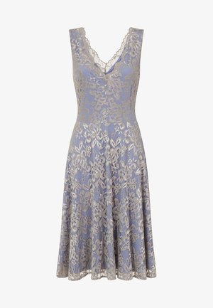 Helesinöörist sinine pitskleit, millel on keerukad hõbedased lillemustrid. Omab V-kaelust ja allapoole põlvi laienevat seelikut.