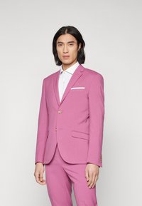 Isaac Dewhirst THE FASHION SUIT SET - Odijelo - deep rose
