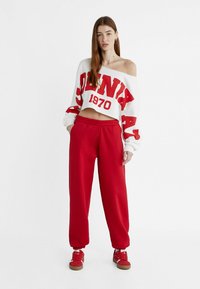 Stradivarius PLUSH BOYFRIEND JOGGERS - Jogginghose - red