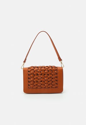 Borsa a tracolla in pelle intrecciata color arancione-marrone. Presenta un design intrecciato e testurizzato con una base liscia e una tracolla staccabile.