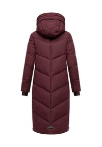 Cappotto lungo imbottito borgogna con cappuccio, caratterizzato da un motivo a rombi trapuntato, polsini elasticizzati e un'etichetta di marca all'orlo.
