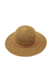 Brązowy tkany kapelusz słomkowy z szerokim rondem i cienką, kolorową wstążką wokół podstawy korony, na białym tle.